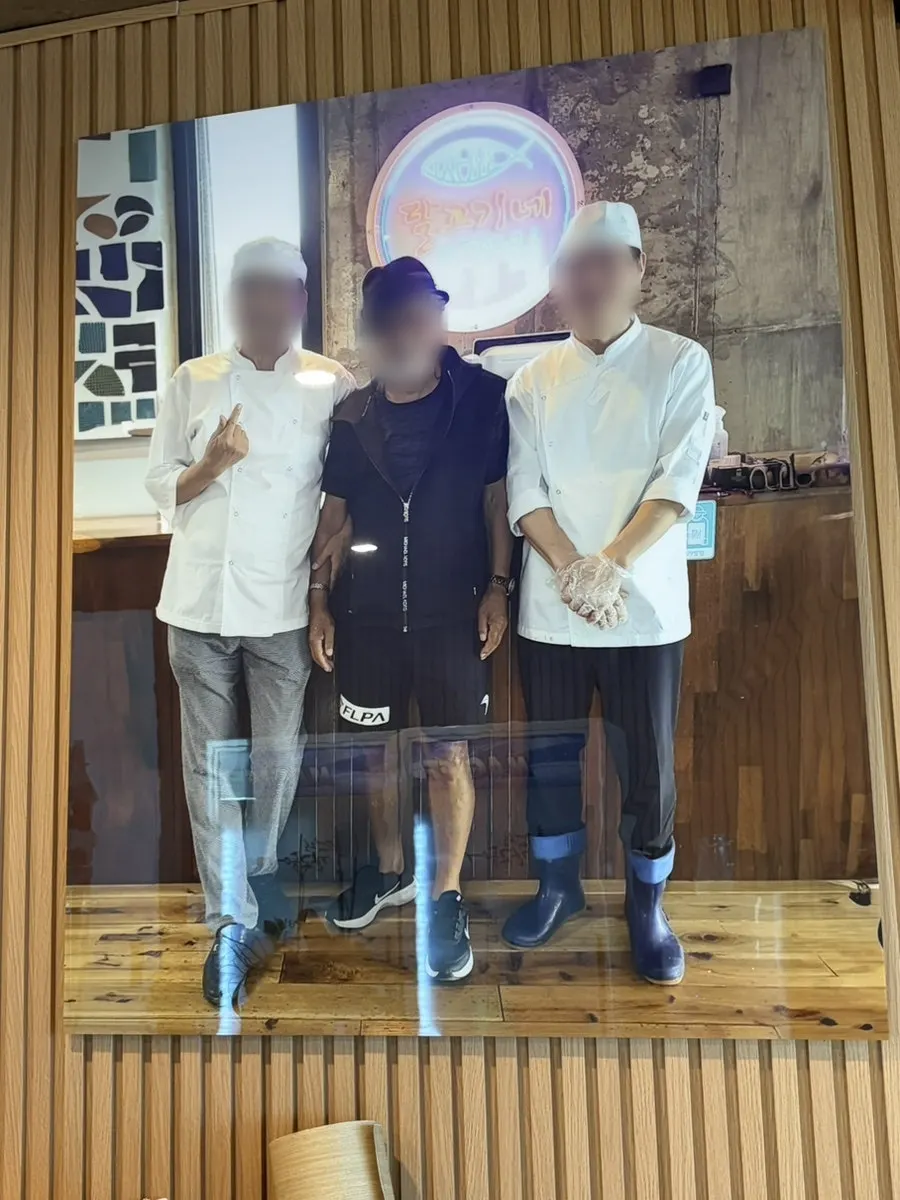 매장 벽에 붙은 배우 사진