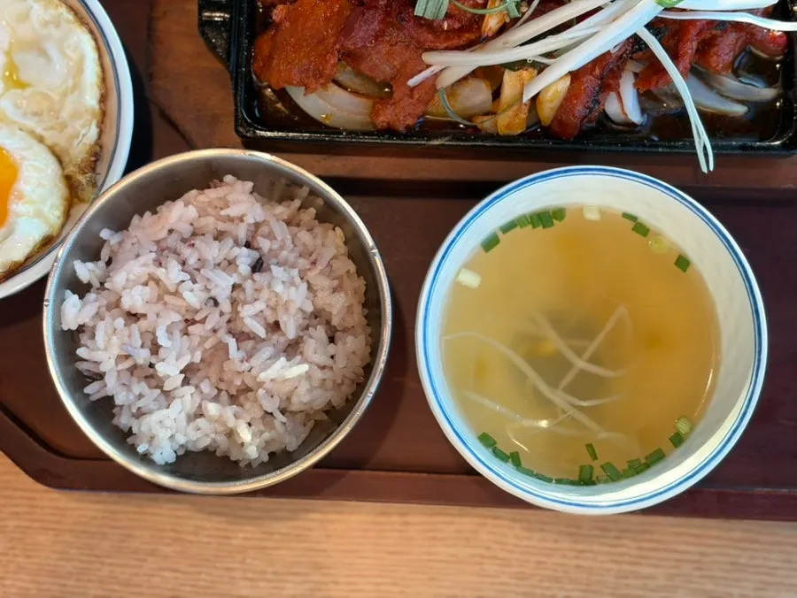 무쇠접시에 나온 화덕 제육과 콩나물국
