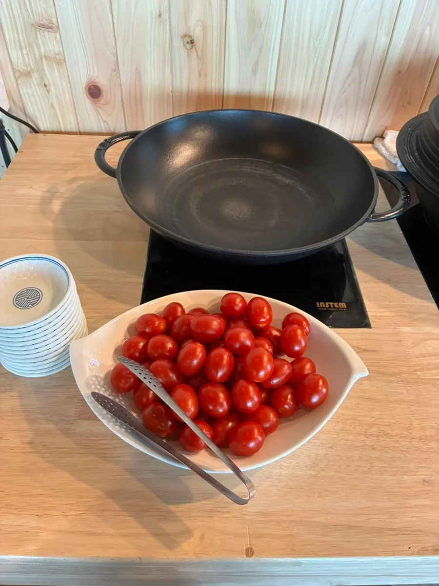 Self-bar with nurungji and cherry tomatoes