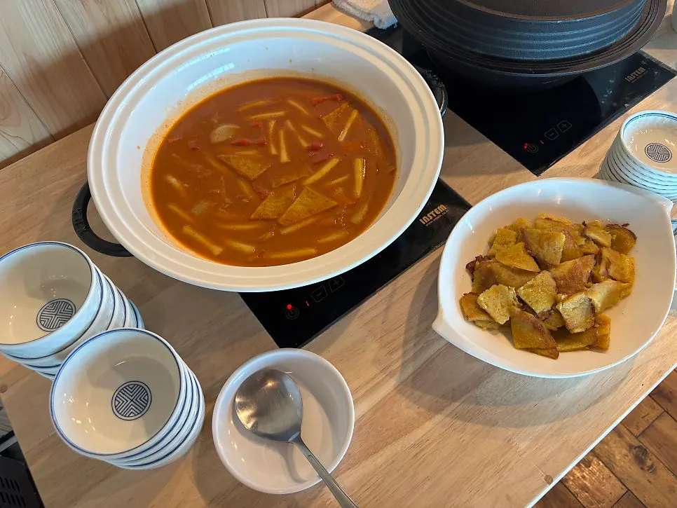 셀프바 감자전과 반찬 진열