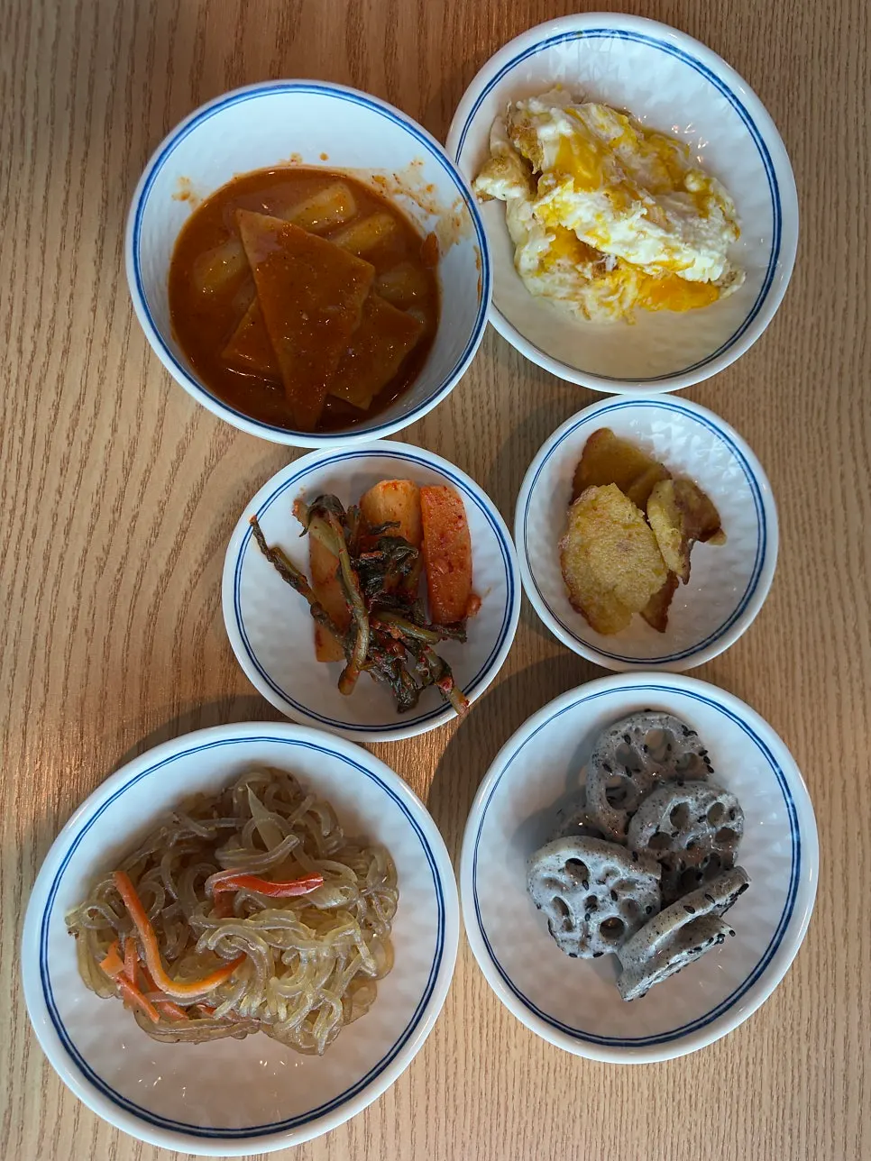 셀프바에서 떠온 떡볶이와 감자전 접시