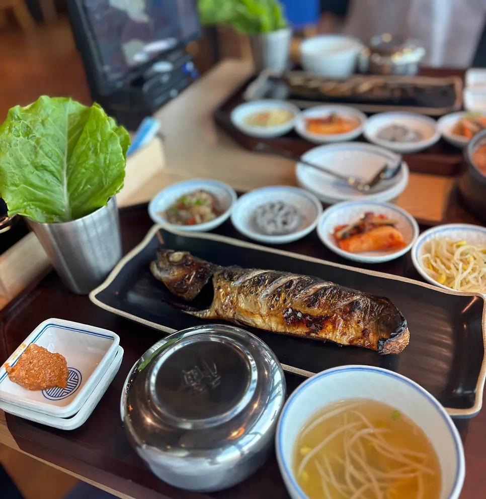 고등어정식 상차림을 기다리는 테이블