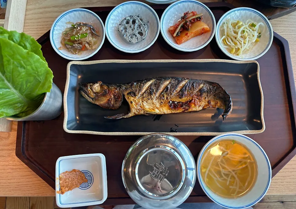 기본 세팅된 수저와 접시