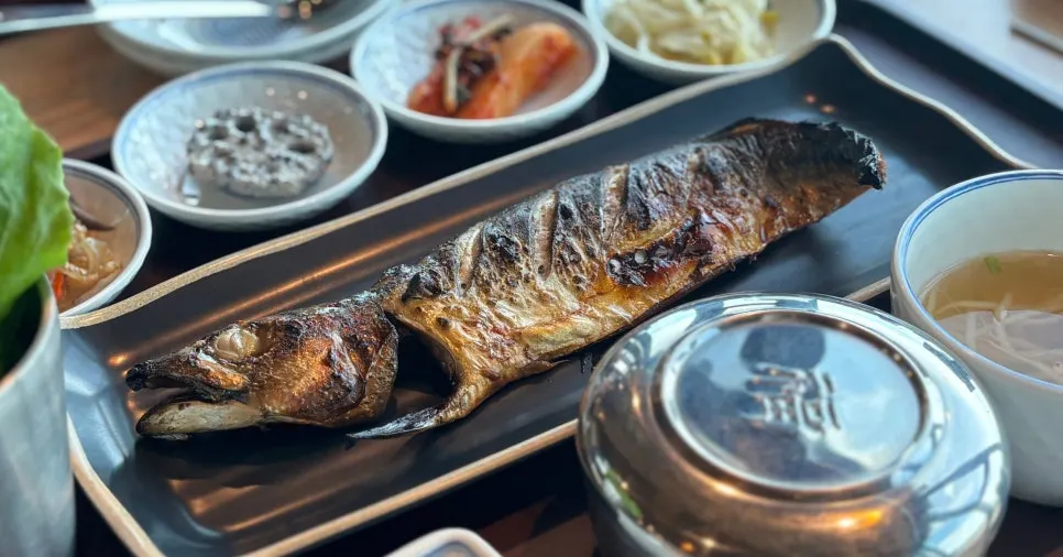 고등어구이와 밑반찬, 공기밥, 콩나물국이 놓인 상