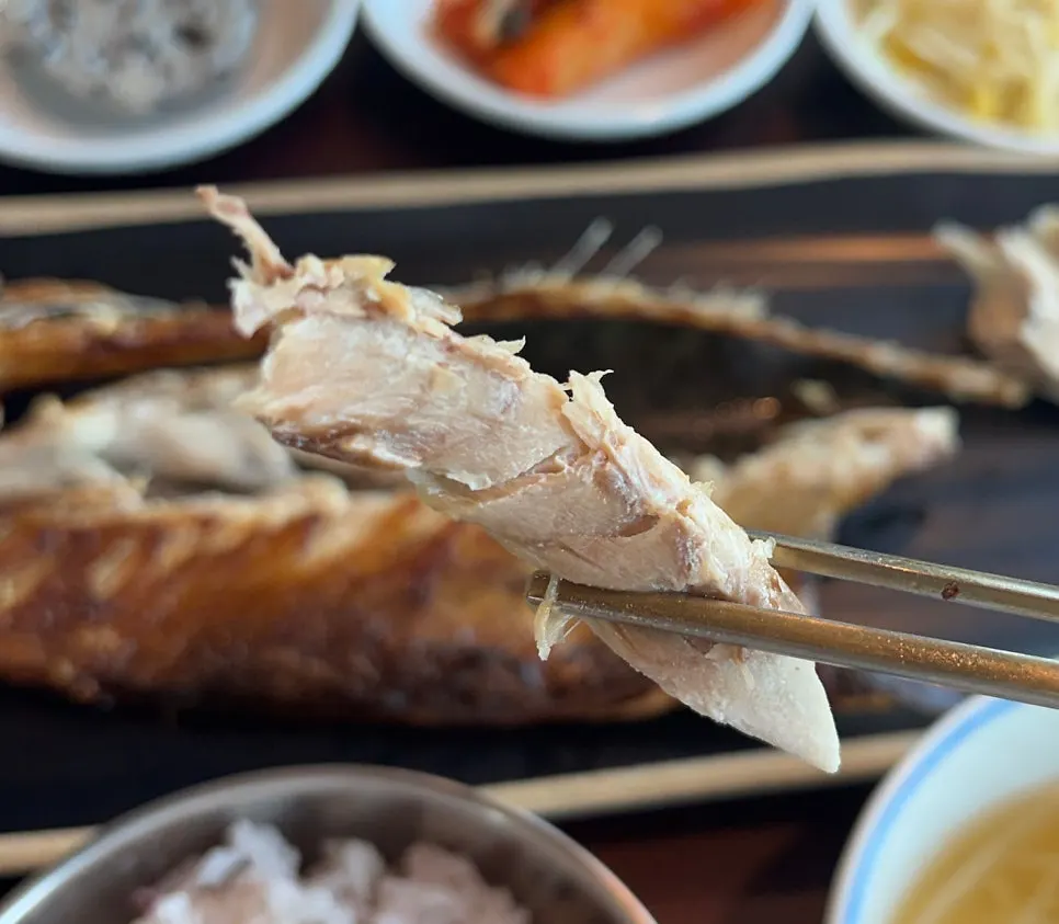 밥 위에 올린 고등어 살