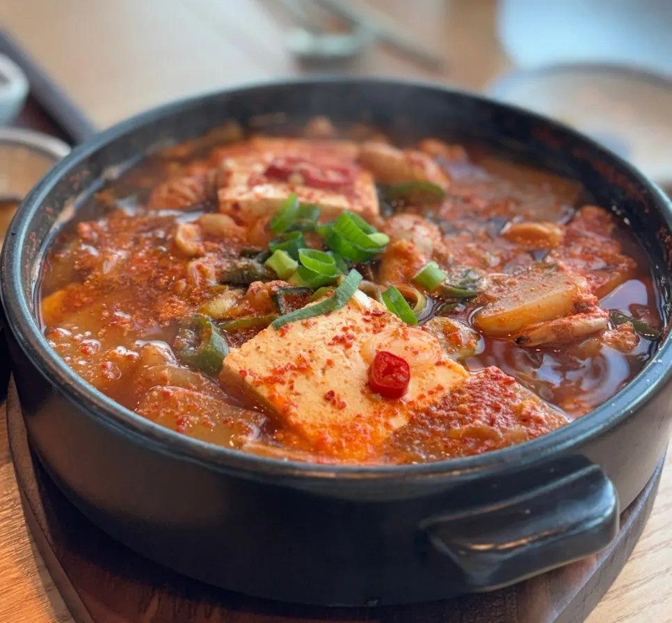 큰 뚝배기에 담겨 나온 알탕
