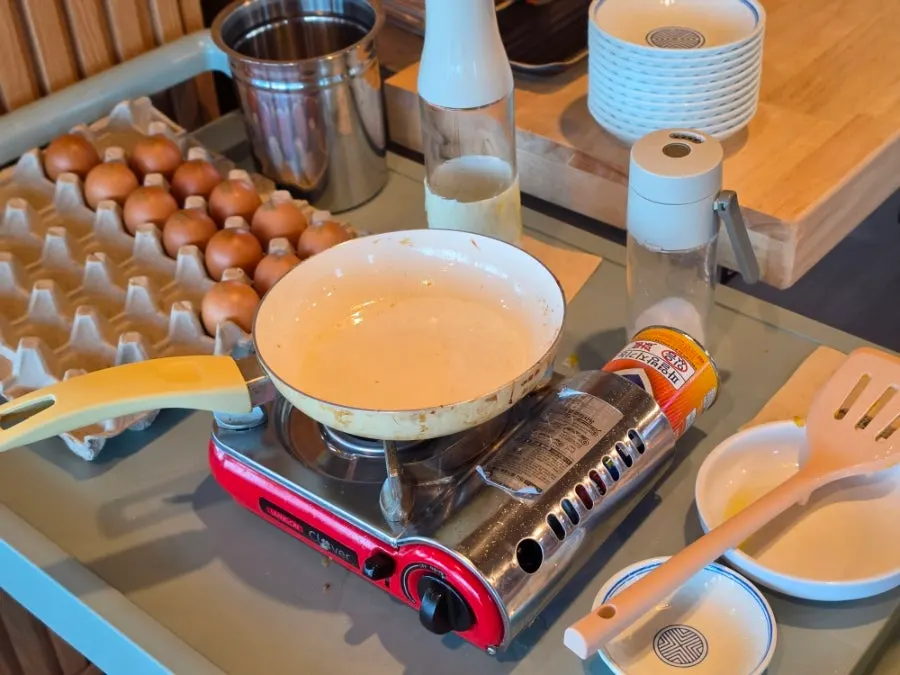 Fry-your-own egg and nurungji corner at the self-bar