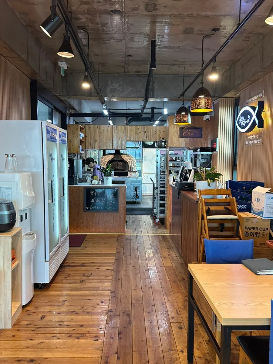 아이와 함께 앉은 안쪽 테이블 자리