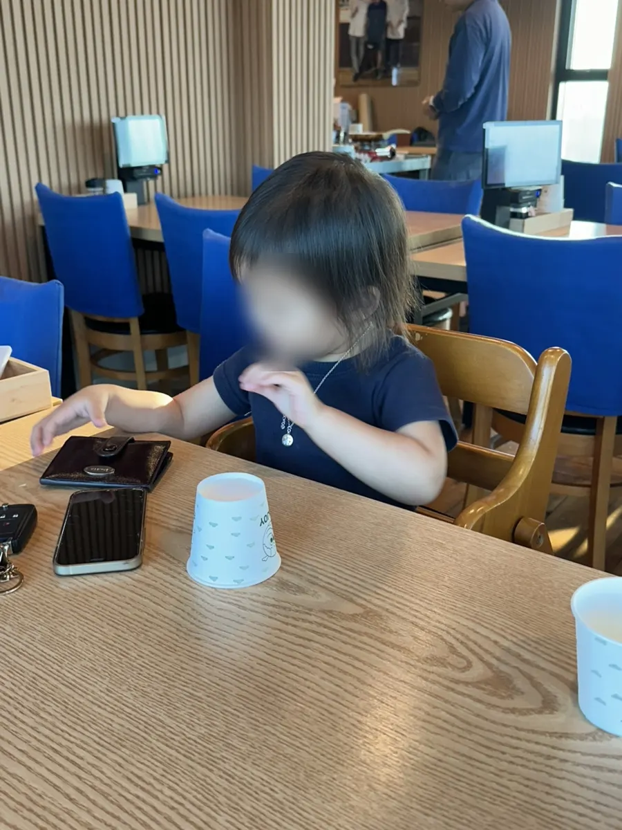 아이용 숟가락 포크 수저가 놓인 테이블
