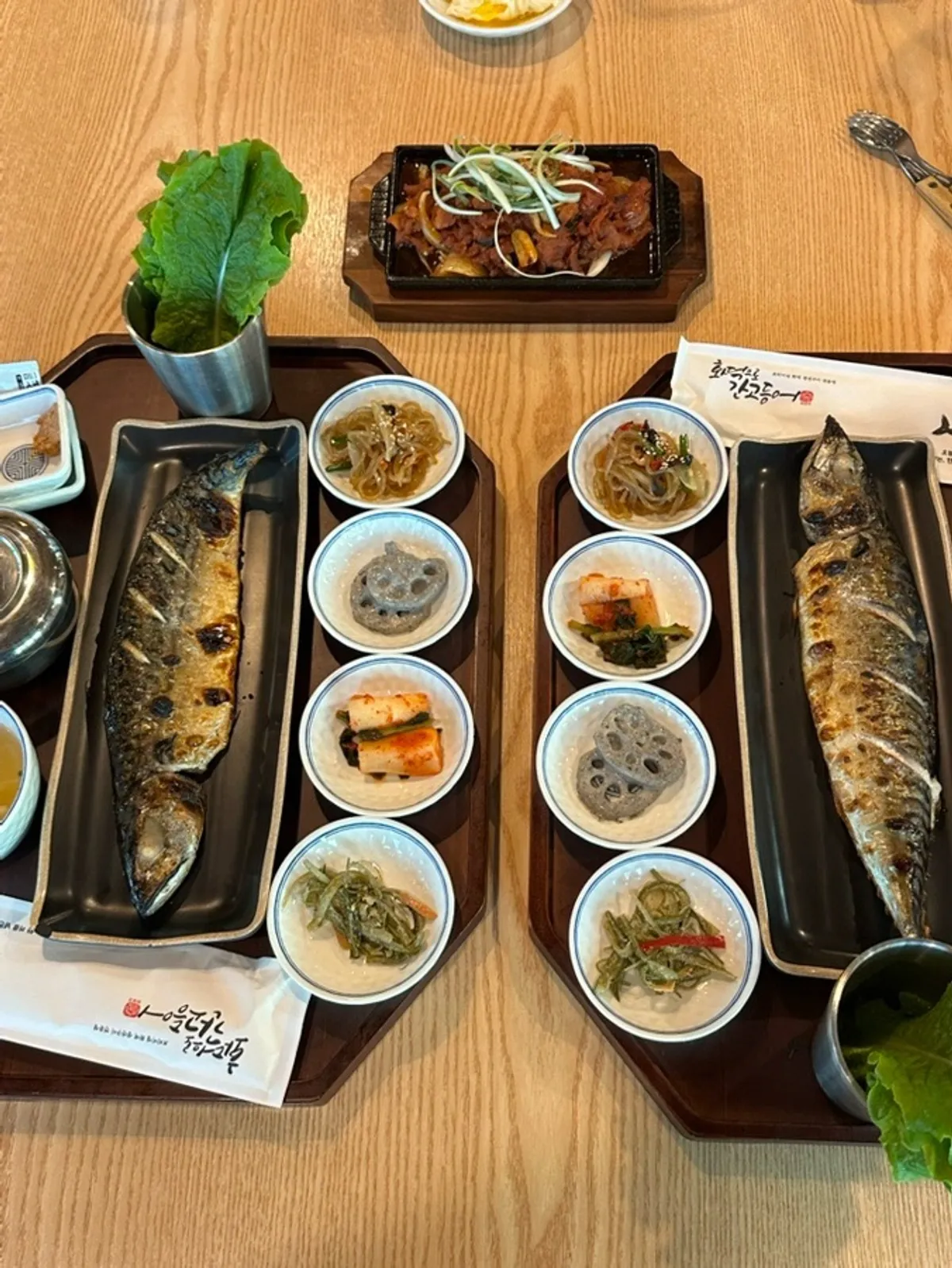 셀프바 반찬과 숭늉이 준비된 코너