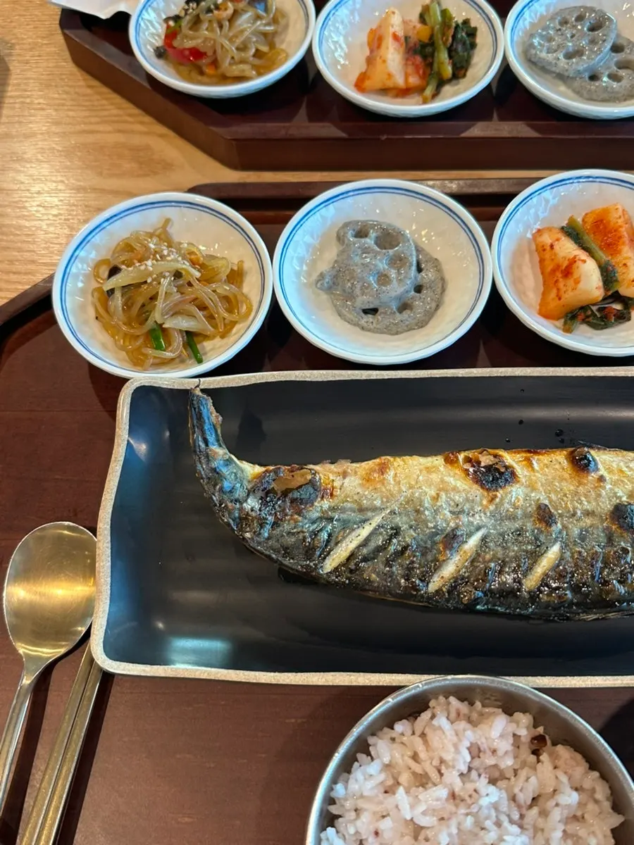 밑반찬과 함께 놓인 화덕 고등어구이