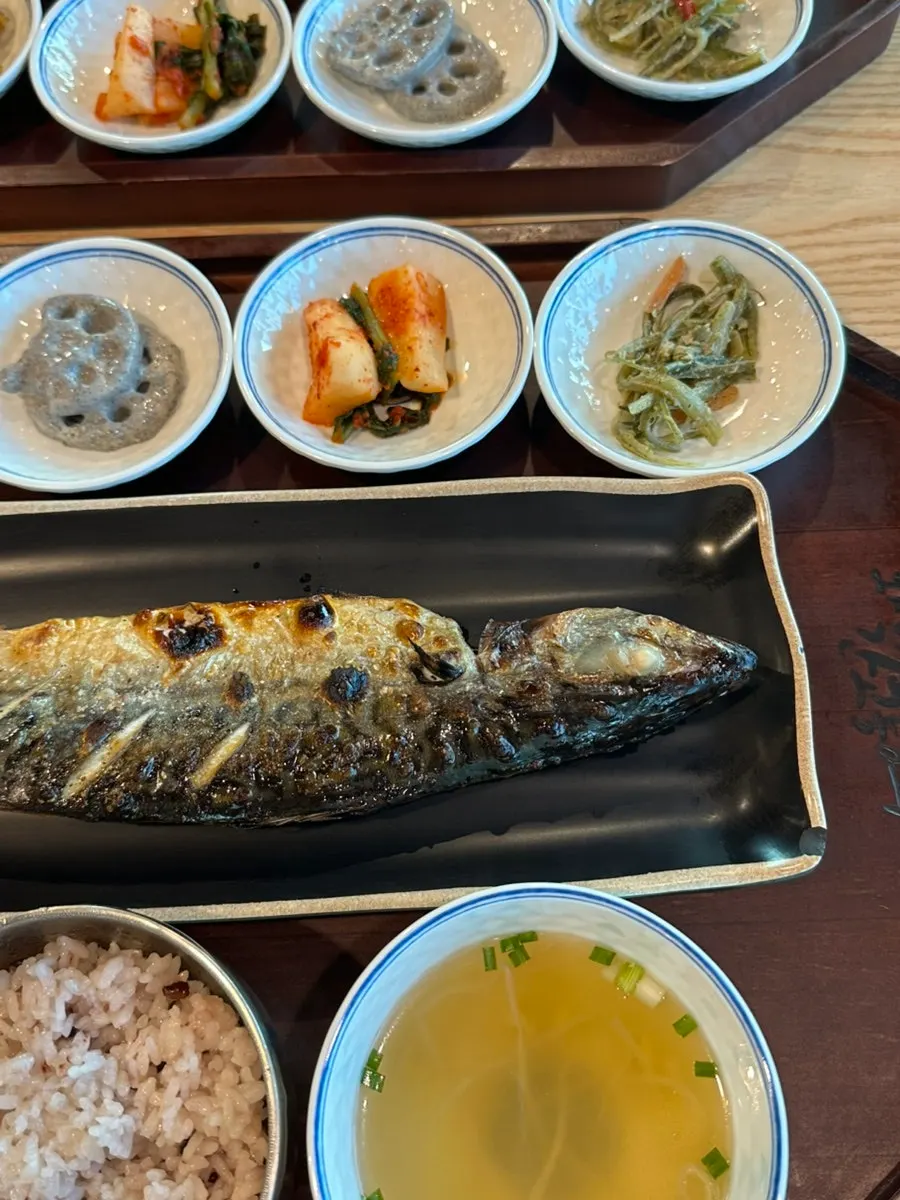 간장에 찍어 먹는 고등어 한 점