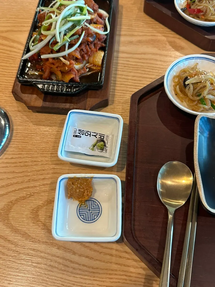 껍질이 바삭하게 구워진 화덕 고등어