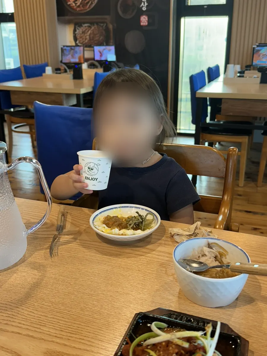 셀프바에서 담아온 마늘 고추 장아찌