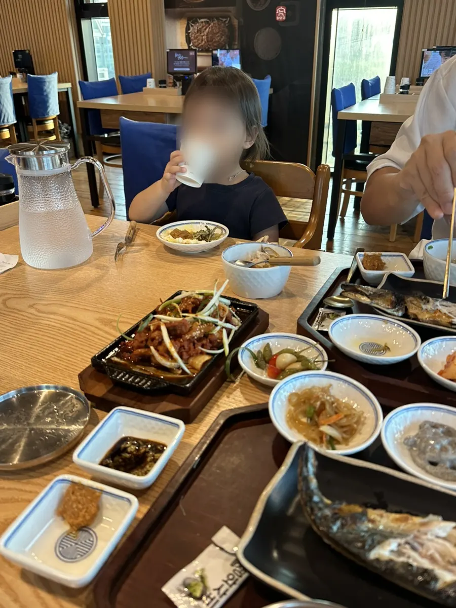 제육볶음과 장아찌를 함께 담은 접시