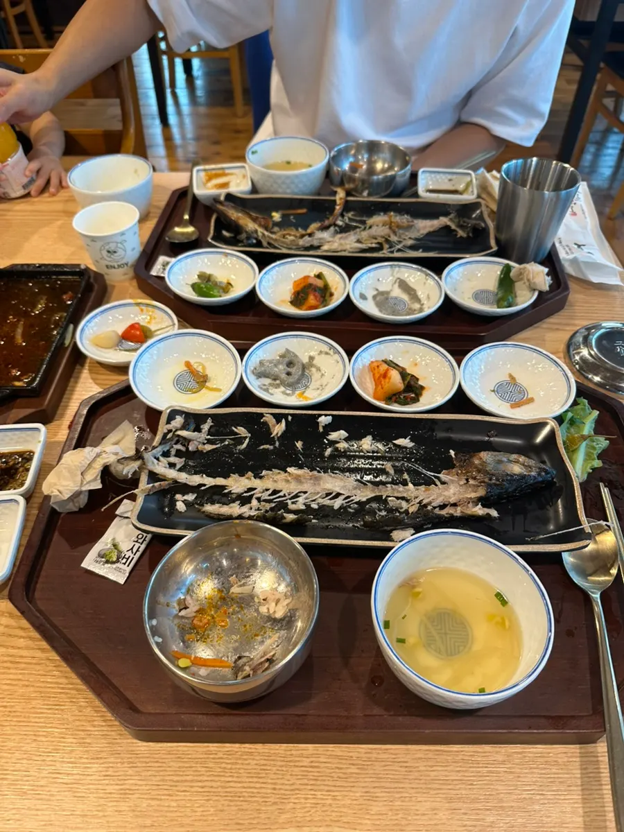 제육볶음과 고등어를 올린 쌈