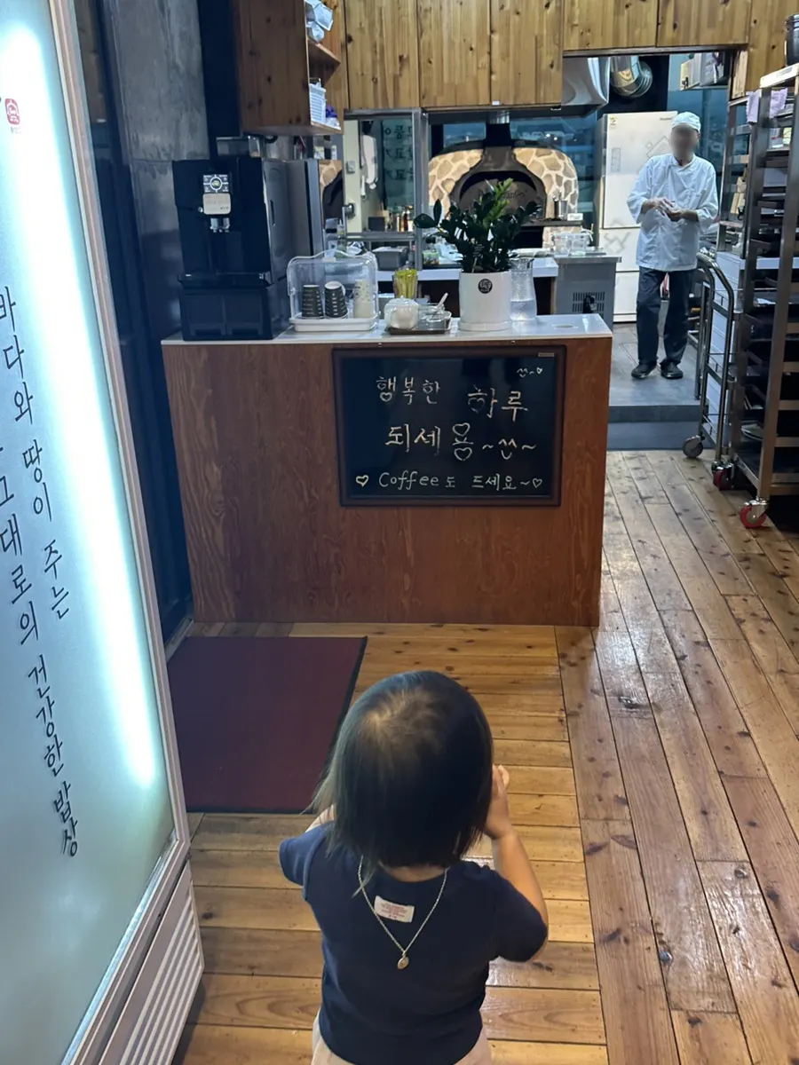 살을 다 발라 먹고 뼈만 남은 고등어 접시