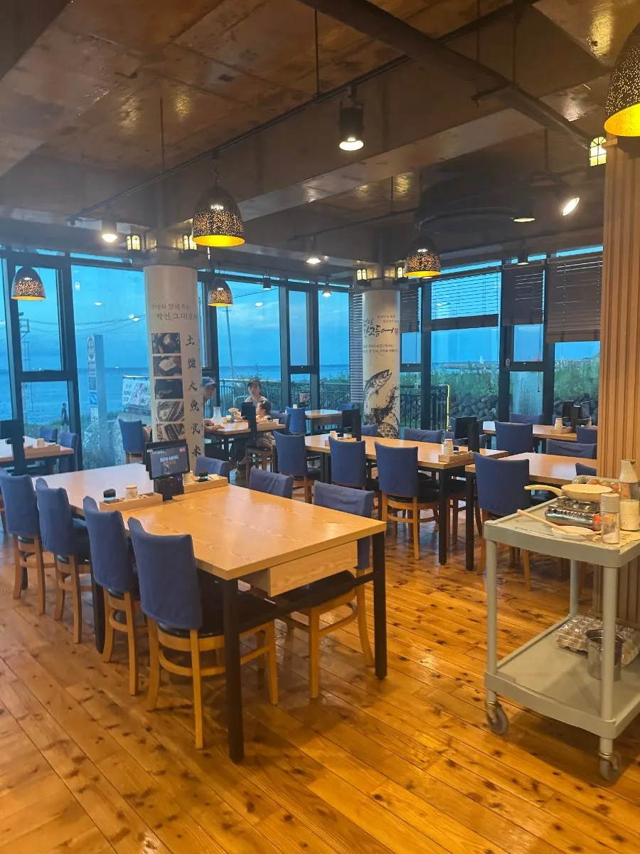 Table layout inside the restaurant