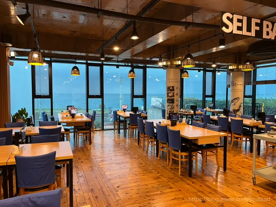 통창이 있는 창가 좌석