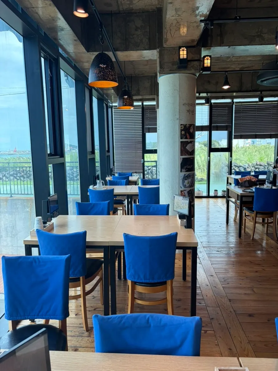 Restaurant seating in a comfortable atmosphere