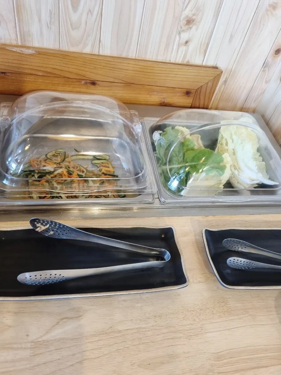반찬을 담을 수 있는 셀프바 코너