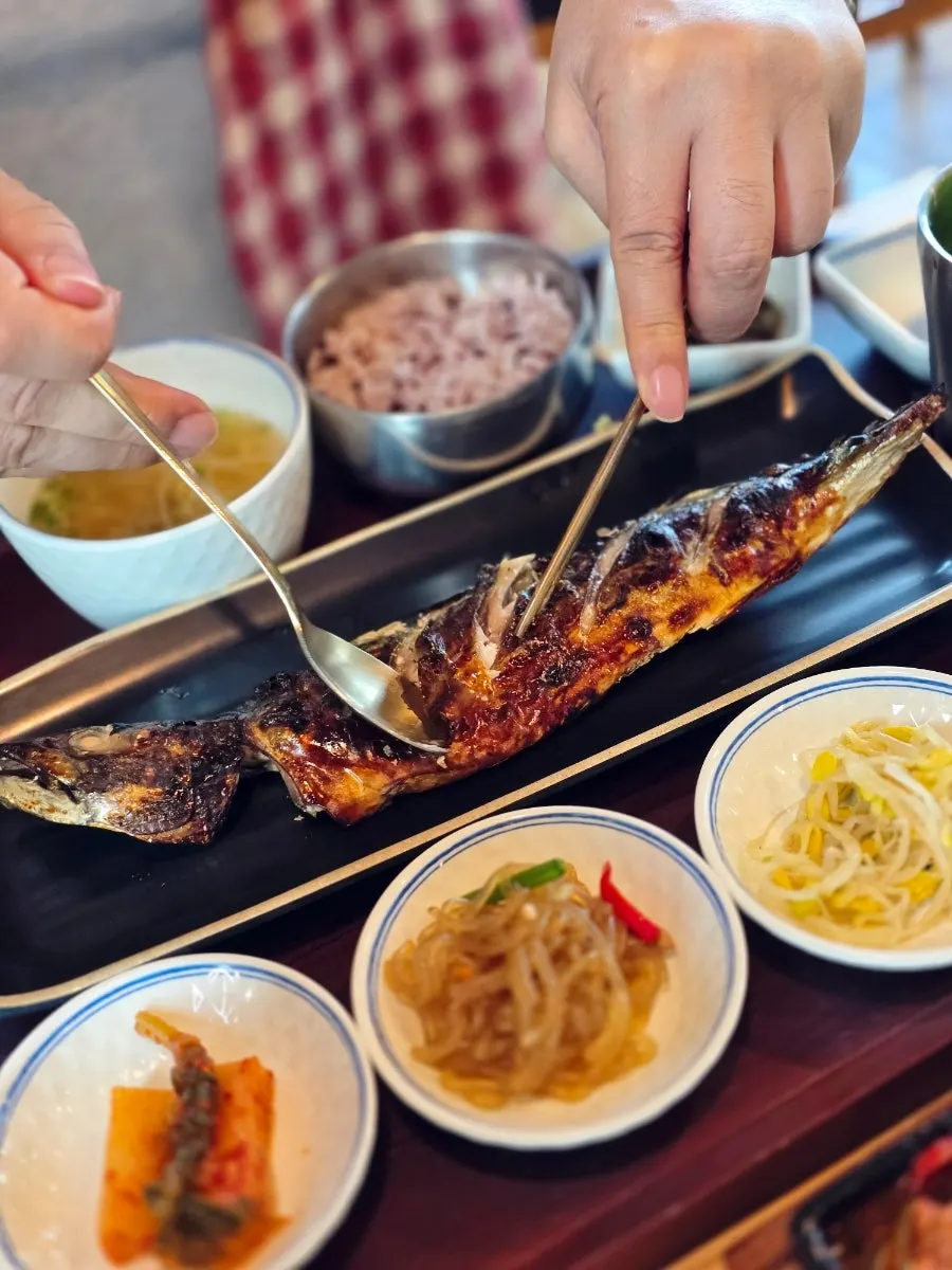 바삭한 껍질의 고등어구이 클로즈업