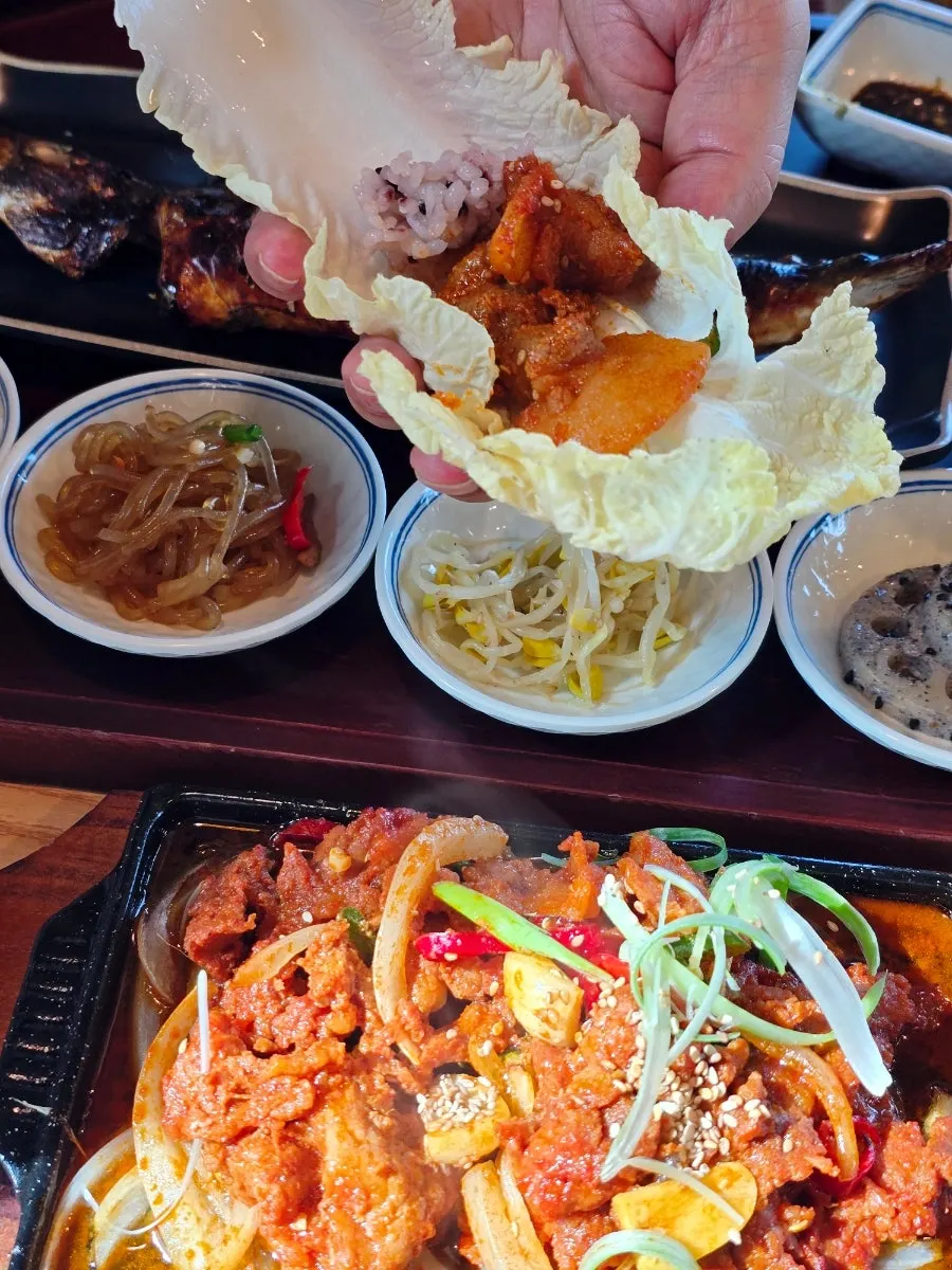 제육과 밥을 함께 먹는 모습
