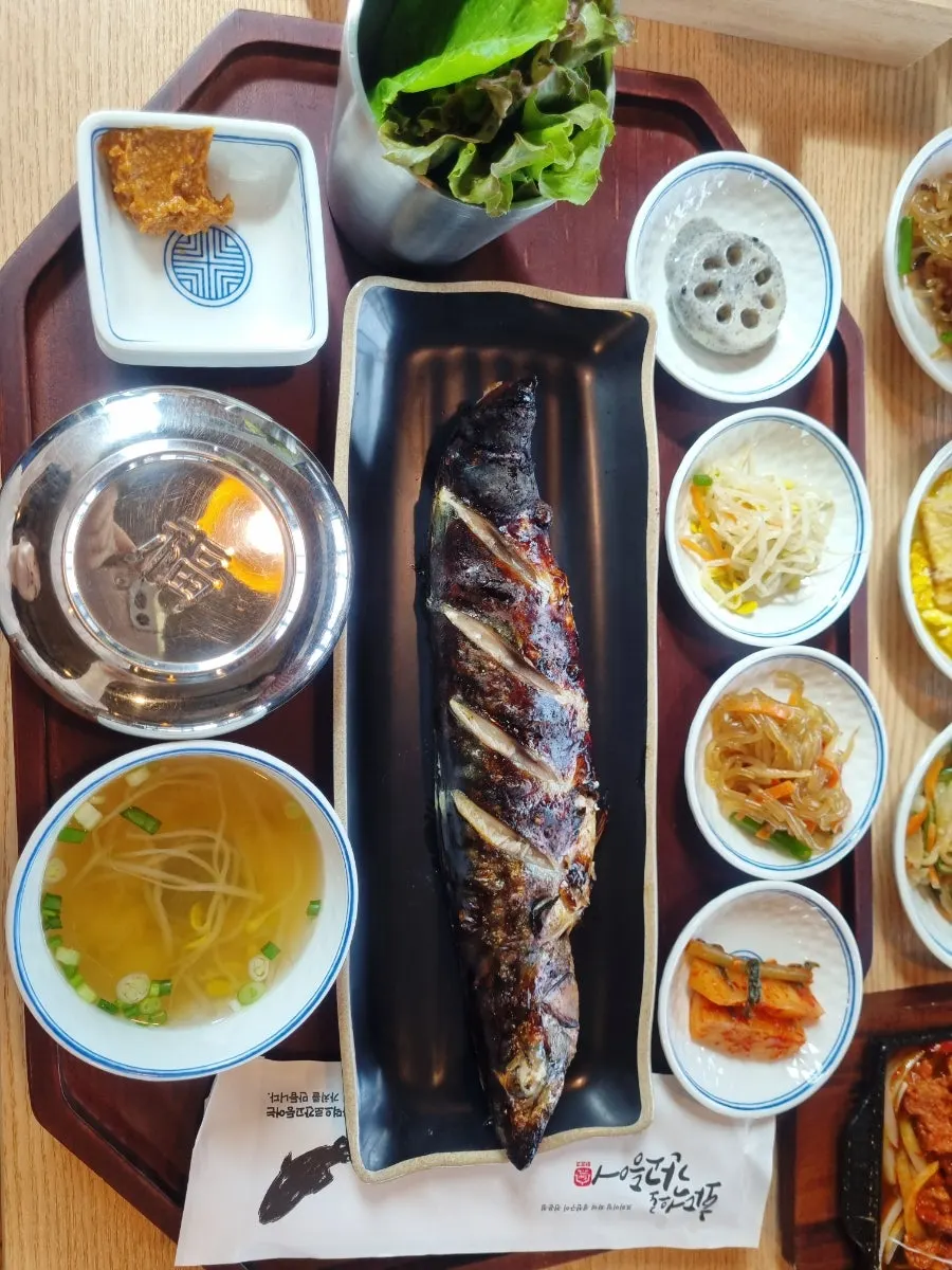 식사 마무리 무렵의 반상 테이블