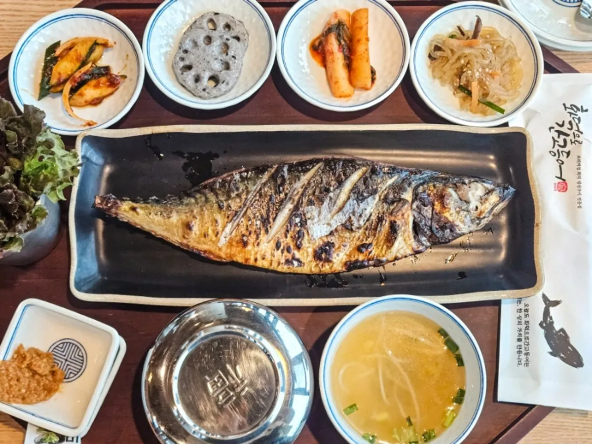 화덕에서 구운 고등어구이 접시
