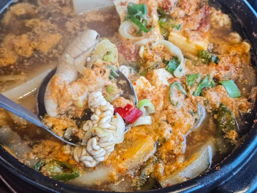 알탕 국물과 반찬이 놓인 반상