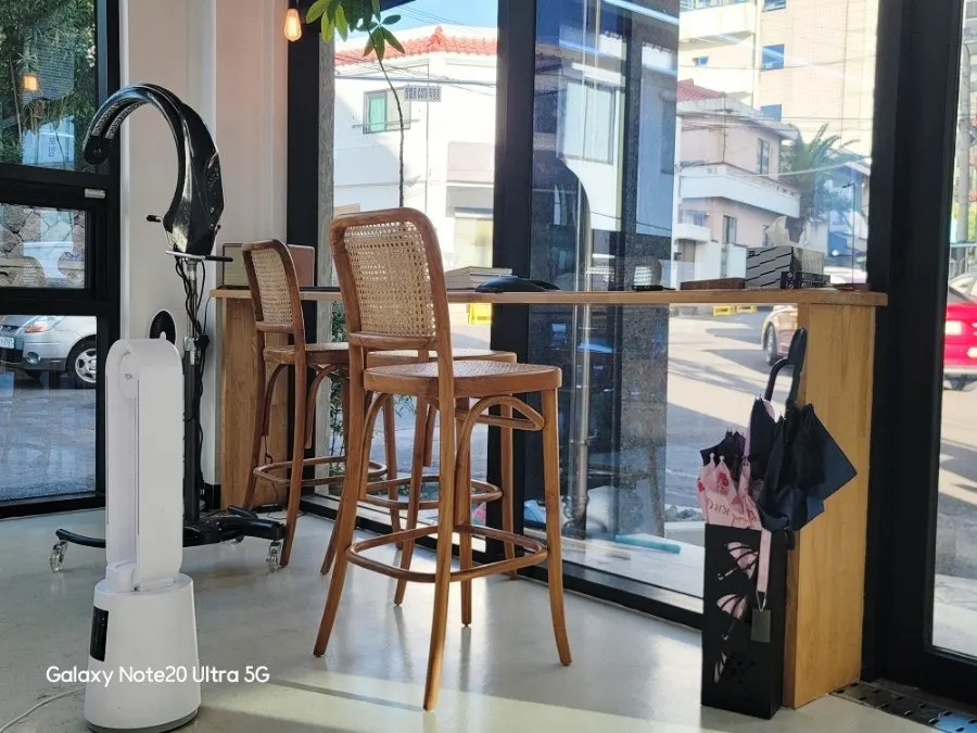 Comfortable waiting and treatment space at the salon