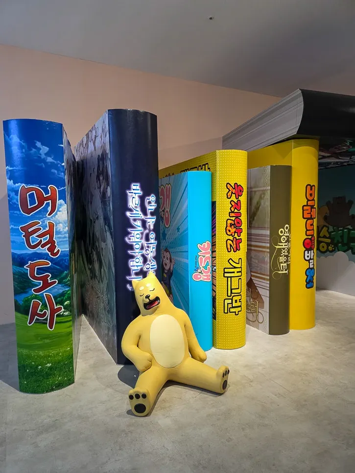Exhibition space using characters and comic books