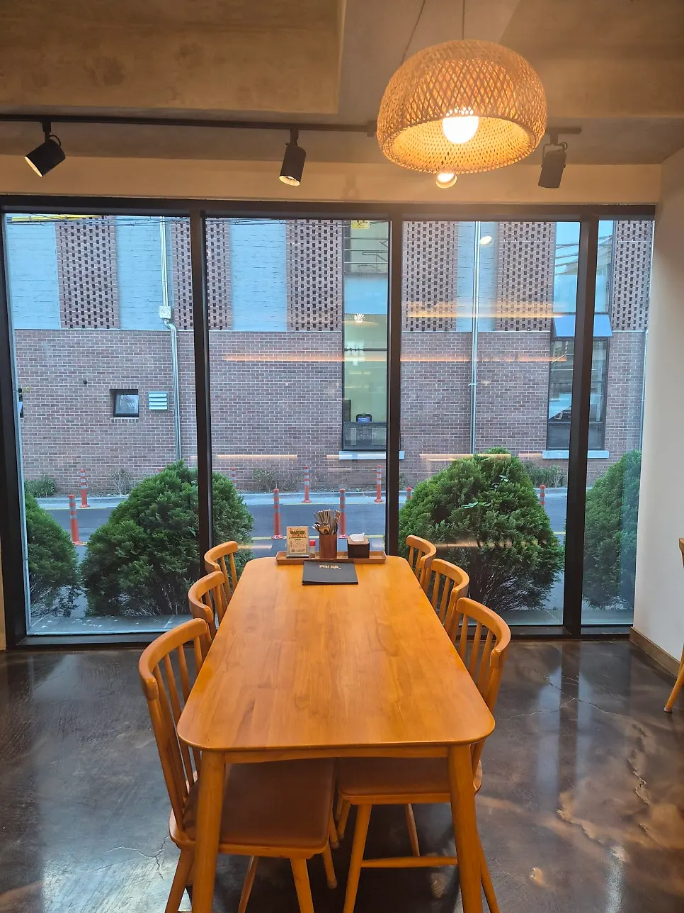 Entrance of Jejju Donghong Branch, looking like a Japanese restaurant