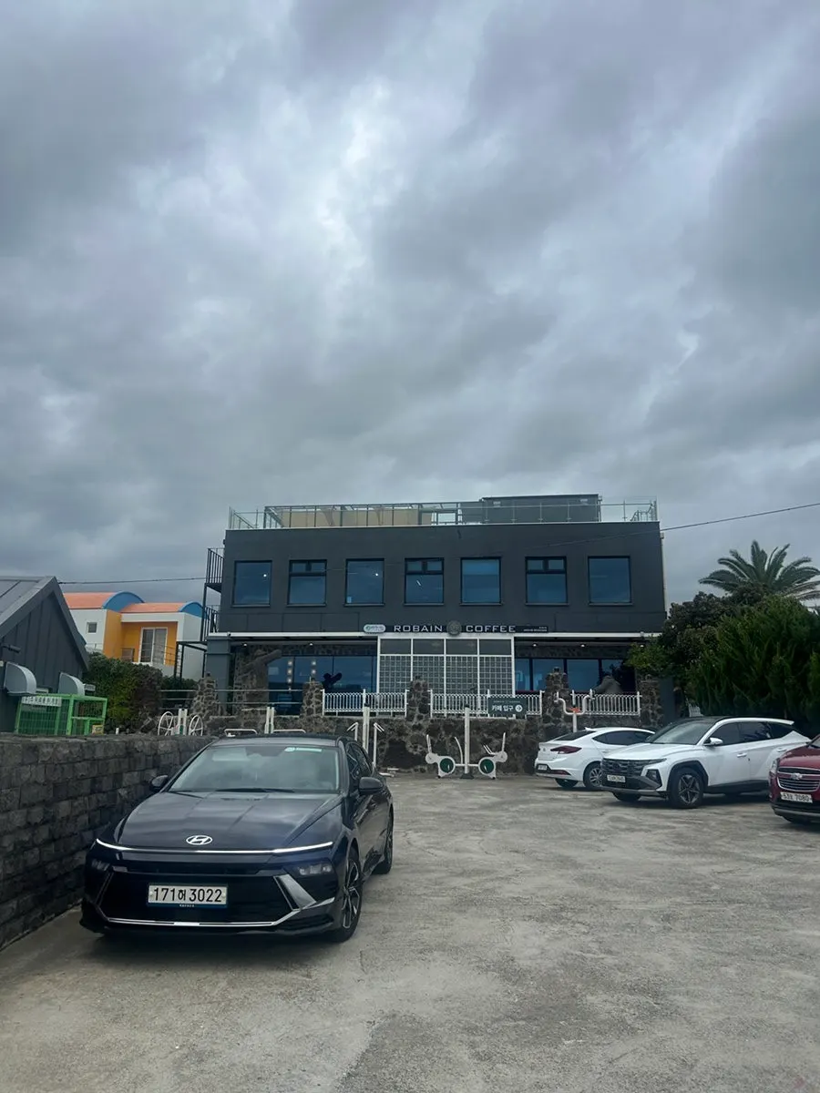 Exterior view of Robain Coffee Jeju Jocheon Sinchon Branch