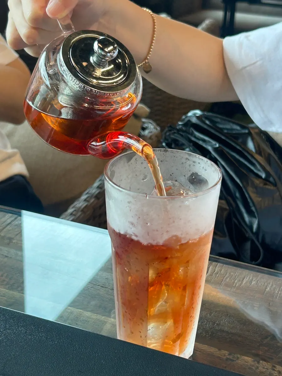 Tea drink served with an hourglass