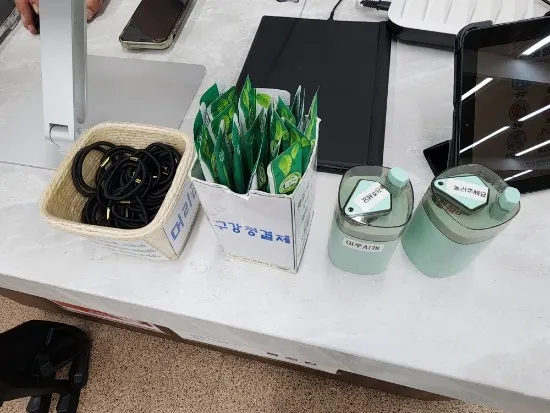 면주막 입구 쪽 고객 편의용품 코너