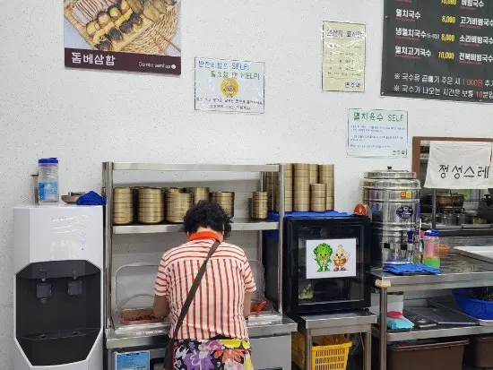 반찬을 리필할 수 있는 면주막 셀프바