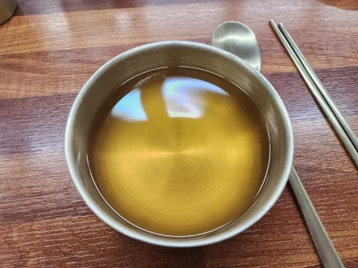 셀프로 가져온 멸치육수 한 그릇