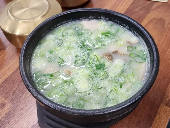 고기가 듬뿍 올라간 면주막 고기국밥
