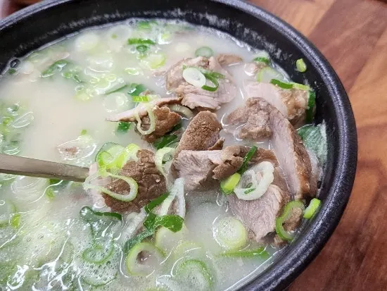 홍국쌀 밥과 함께 먹는 고기국밥 국물