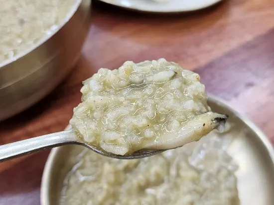 부드럽게 떠지는 전복죽 클로즈업