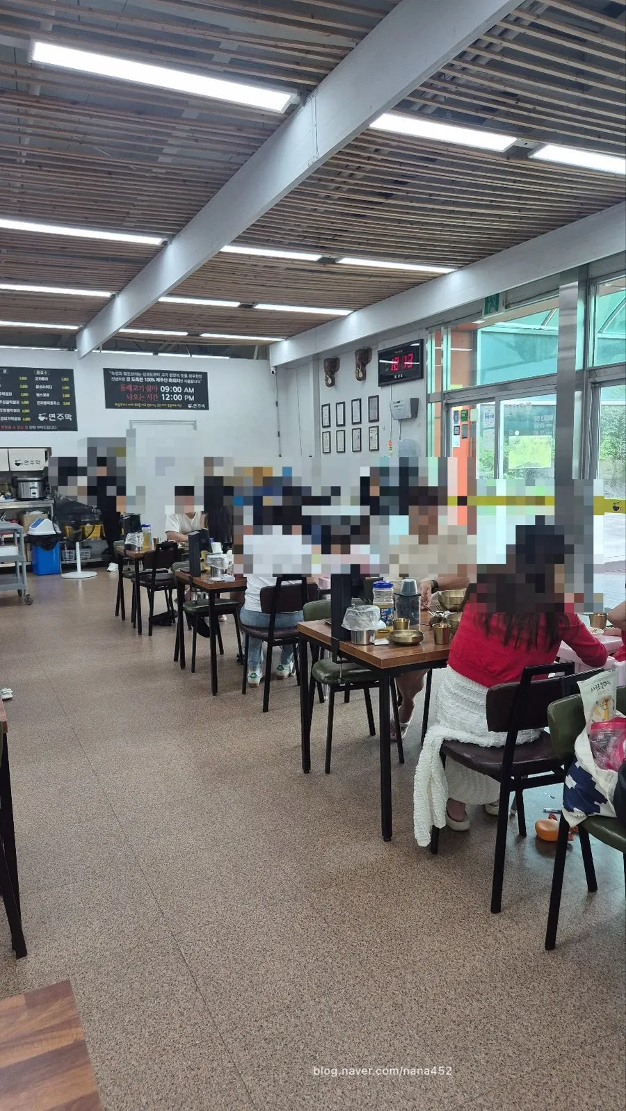 아기의자가 준비된 면주막 테이블 자리