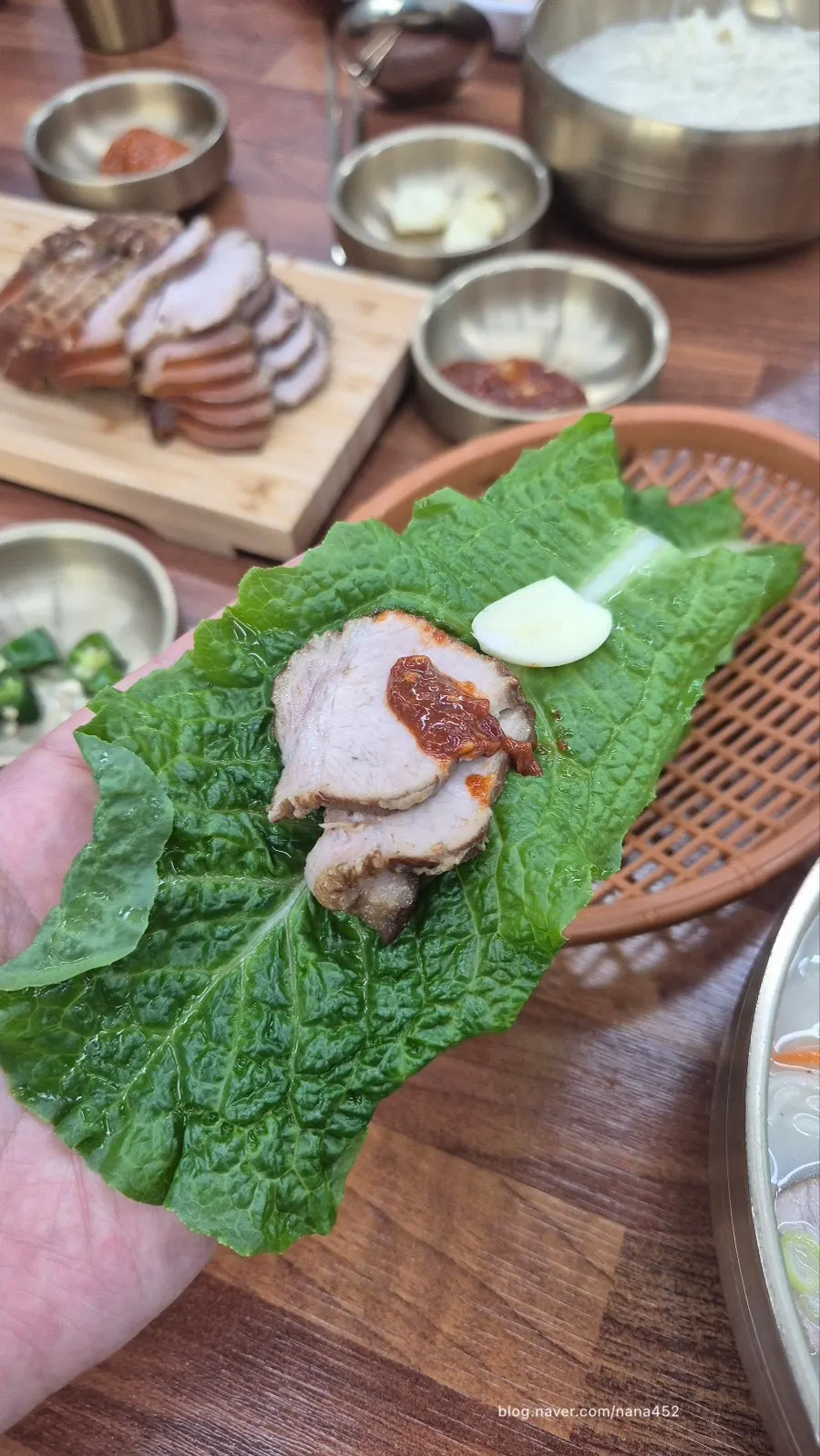 쌈장과 함께 차려진 돔베고기 상차림