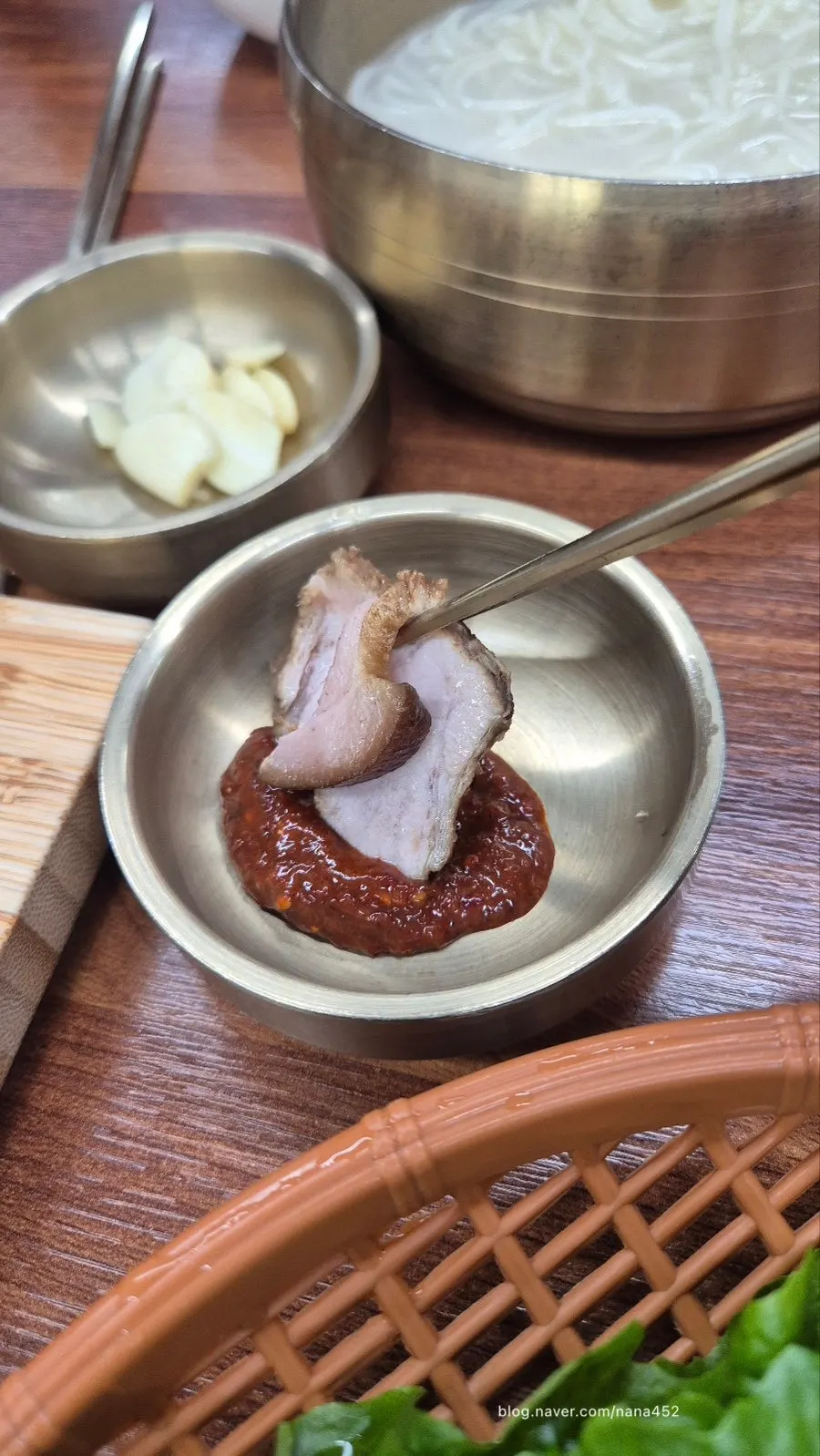 김치와 깍두기를 곁들인 돔베고기 한 점