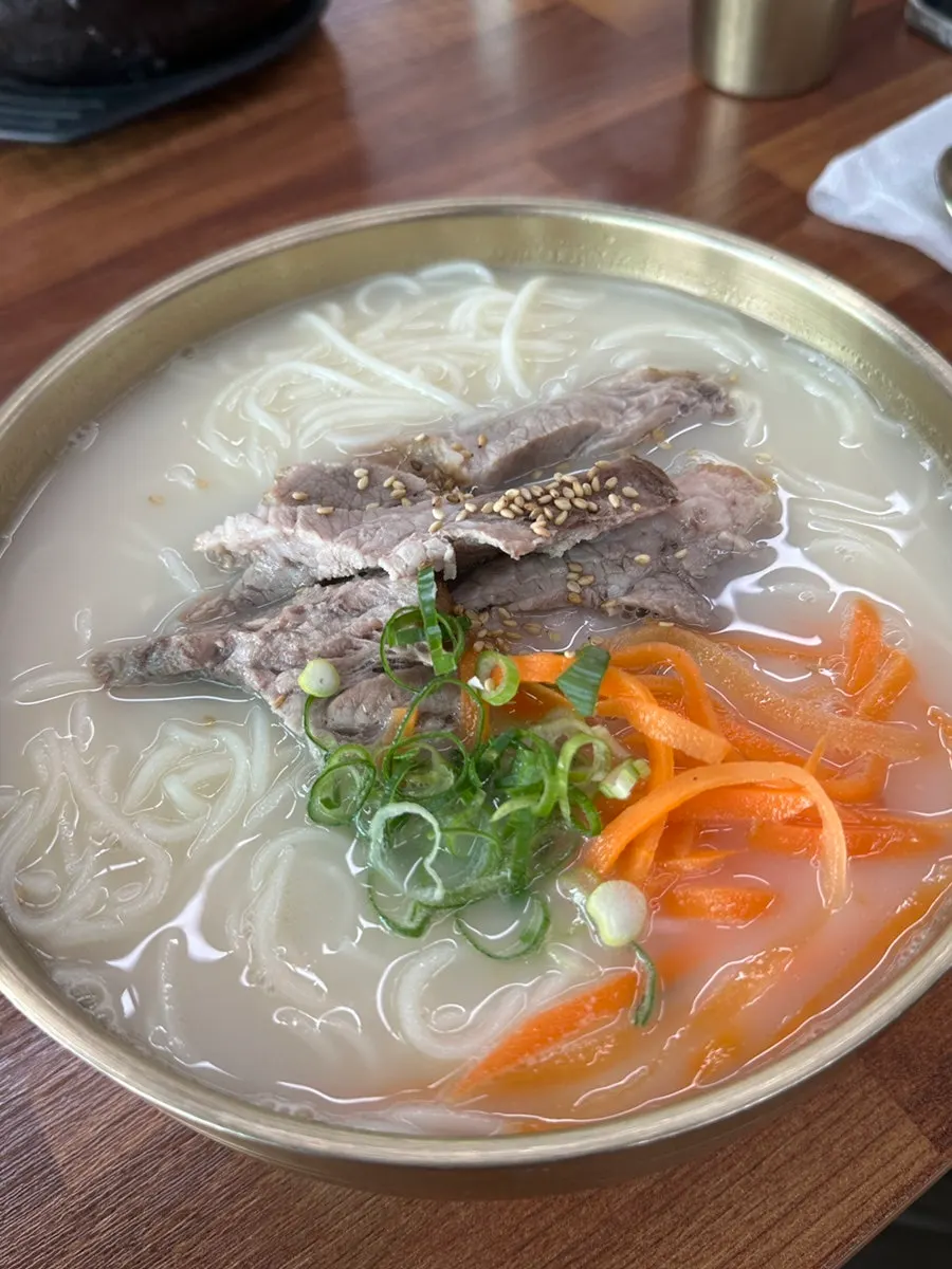 홍국쌀로 지은 분홍색 밥