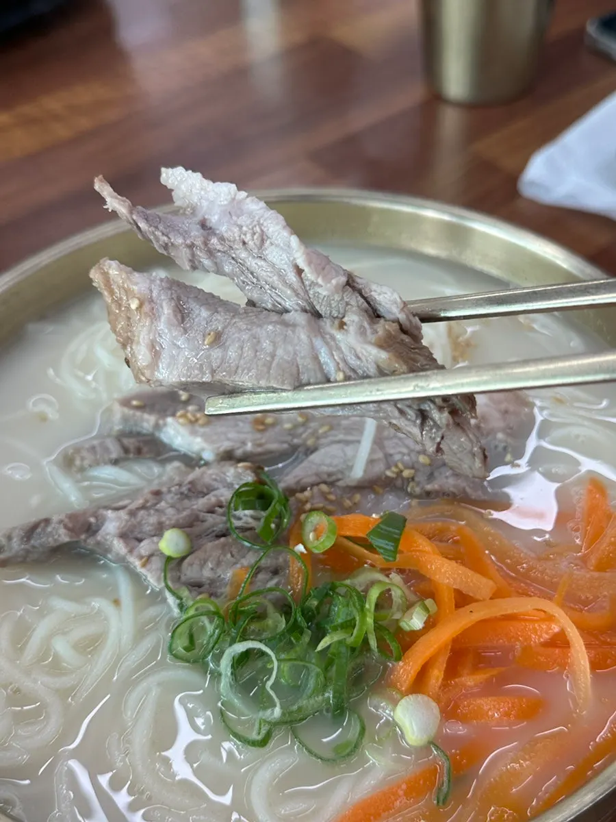 돈사골 육수 고기국수