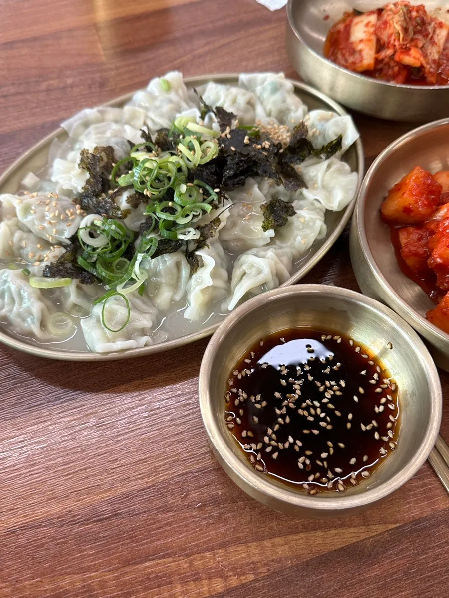 흑돼지고기가 올라간 고기국수