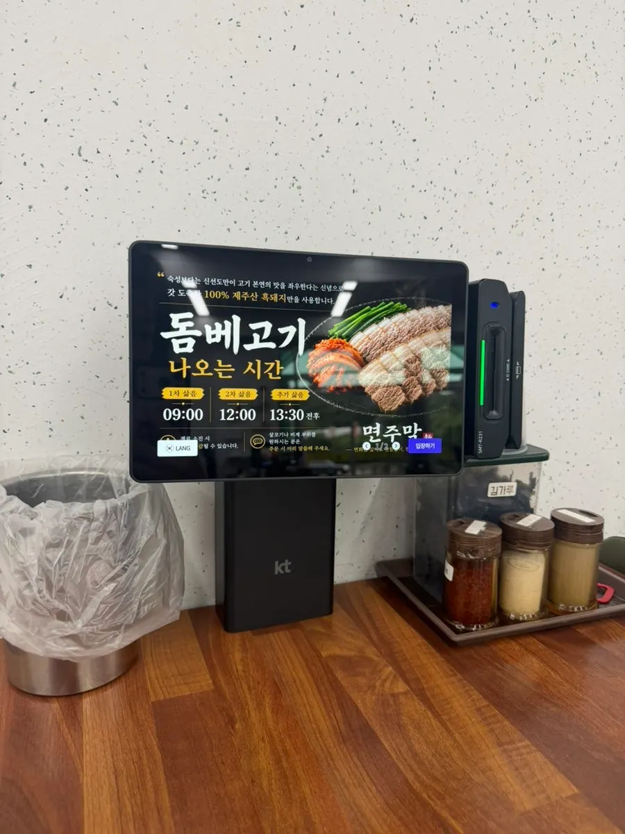 직접 담근 김치와 깍두기