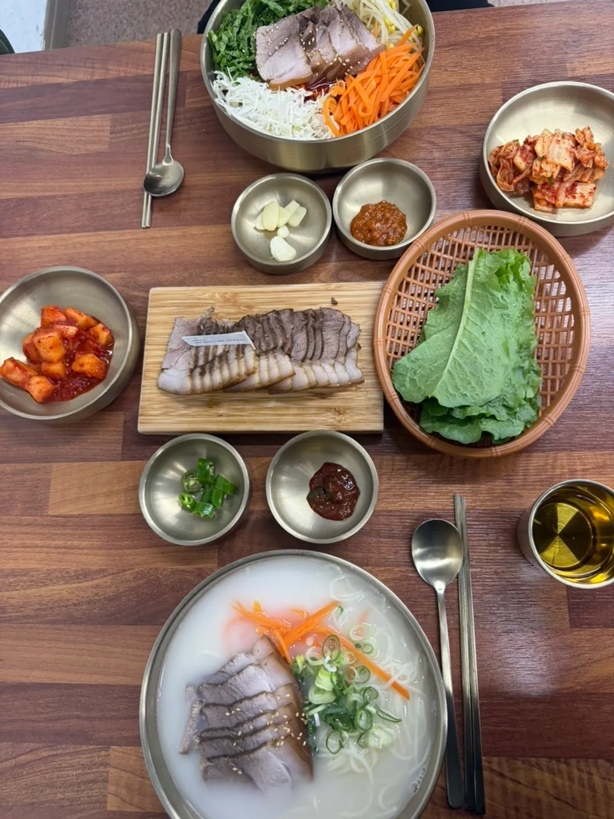 푸짐하게 나온 돔베고기 절반