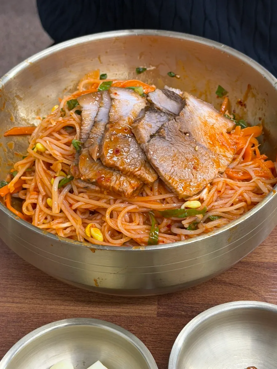돔베고기를 올린 비빔국수